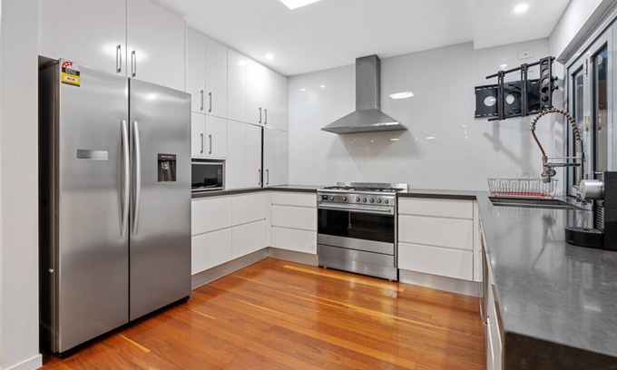 Bulimba Maison | The Hampton Retreat - 6BR 16 Guest Pet Friendly House
