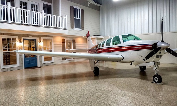 Haslet Maison | Hangar Lodge-Unique Aircraft Hangar B & B