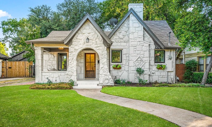 Dallas Maison | The Hansel-Modern 4 Bed, 3 Bath Bungalow, Hot Tub