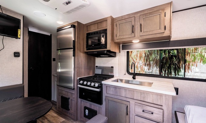 Meiners Oaks Maison | The Happy Camper - Cozy RV sleeps 4, with WiFi, in beautiful Ojai