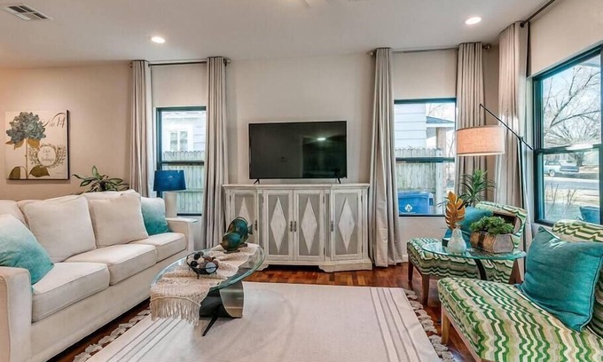 Guthrie Maison | The Happy Home // WIFI // SLEEPS 8