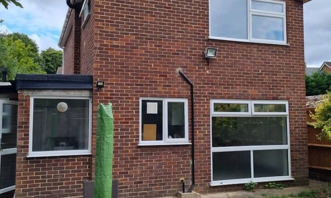 Waltham Cross Maison | The Happy Place, welcome to this cosy home sat in a quite part of Waltham Cross.