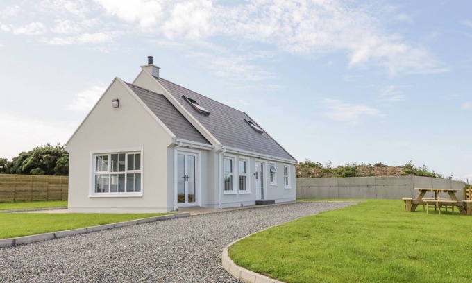 Falcarragh Maison | THE HAVEN, pet friendly, with a garden in Falcarragh, County Donegal