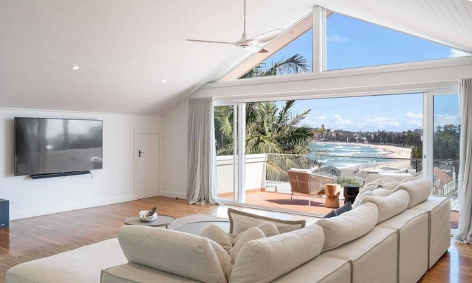 Queenscliff Maison | 'The Headland' - Premier Queenscliff Abode, Steps from Queenscliff Beach & Freshwater Beach.