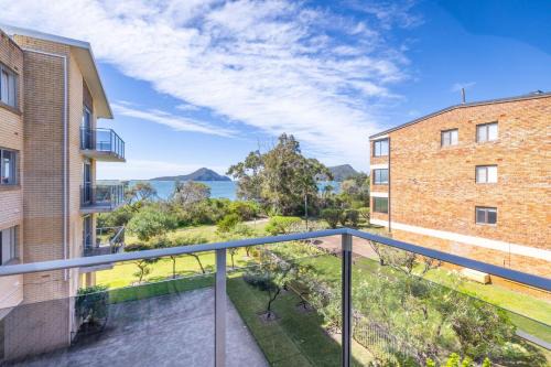 Nelson Bay Appartement | The Helm 8 hear the waves from Shoal Bay Beach