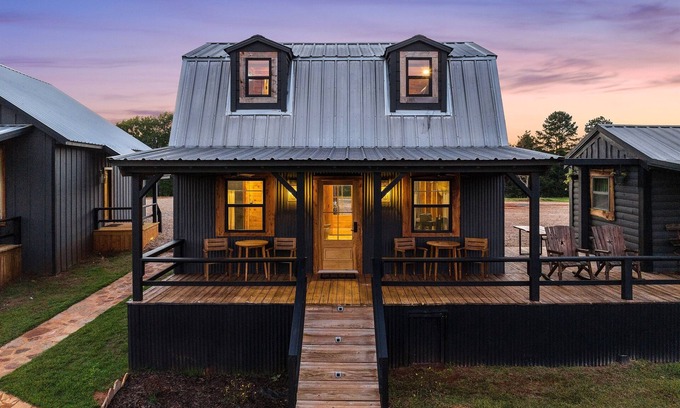 Laneville Cabine | The Hendo - Cabin #2- Intimate Family Getaway