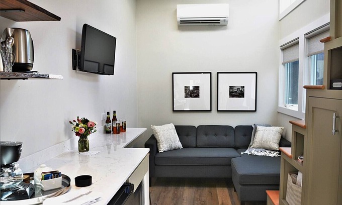 Alphabet Historic District Hôtel | The Henry - Cozy Tiny House - AC, Free Parking, Walk Score 96!