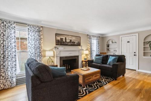Cuyahoga County Maison | The Henry House I Pet Friendly Cozy Convenient