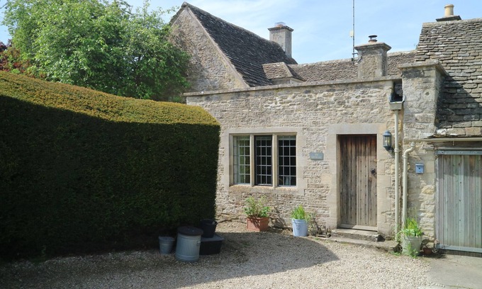 Ampney Crucis Cottage | THE HERMITAGE, character holiday cottage, with a garden in Poulton