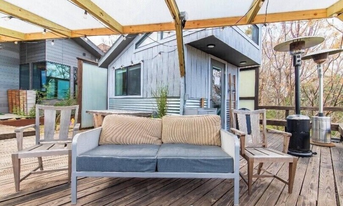 Kessler Maison | The Hidden Cliff-Tiny Bishop Arts Tree House with Downtown View