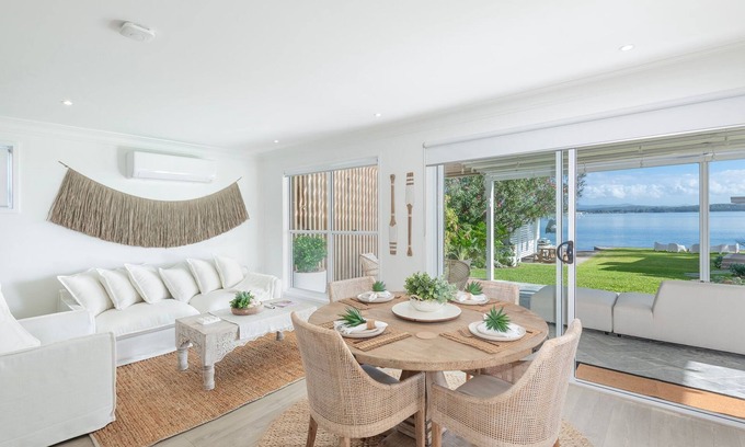 Bonnells Bay Appartement | The Hideaway- a unique laid-back-lux, absolute waterfront