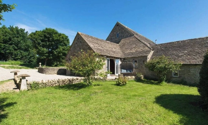 Brimpsfield Maison | The Hideaway: Authentic Country Living