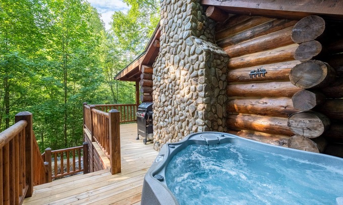 Aska Cabine | THE HIDEAWAY / Blue Ridge GA. / A charming & romantic traditional log cabin.