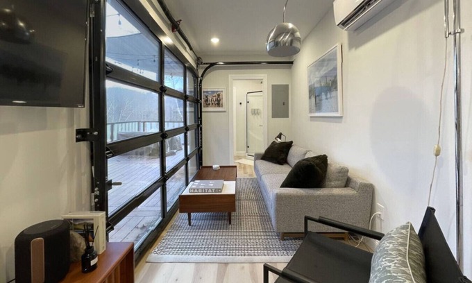 Hurricane Appartement | The Hideaway on Tacketts Shipping Container