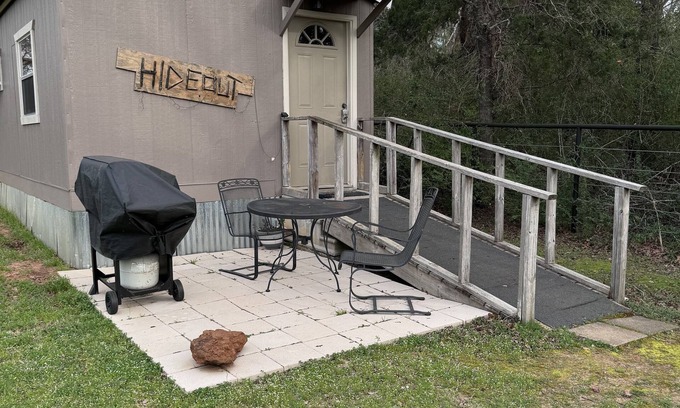 Flint Cabine | The Hideout Less than 5 minutes from Lake Palestine