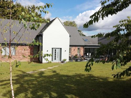 Newmarket Maison | The Highlands - 5 bed 5 bath - Huge Sociable House