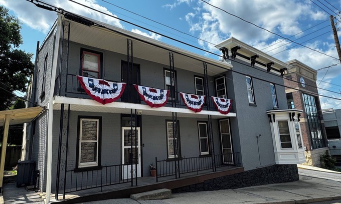 Pottsville Maison | The Hill House - Historic Townhouse near Yuengling