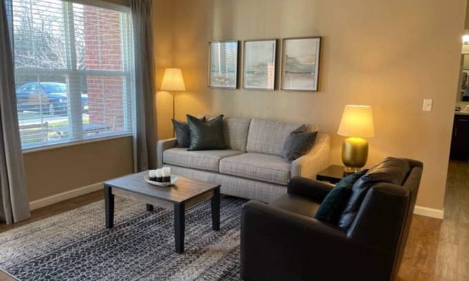 Tuttle West Appartement | The Hilliard Executive | No Steps | Amazing Beds!