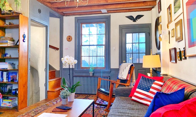 Gayborhood Maison | La maison historique et accessible à pied de Philadelphie Washington Square West (2 lits / 2 salles de bain)