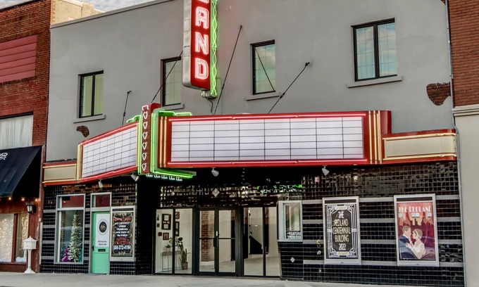 Clinton Lit Et Petit-Déjeuner | The Historical Redland Theater will take you back to the 1920's!
