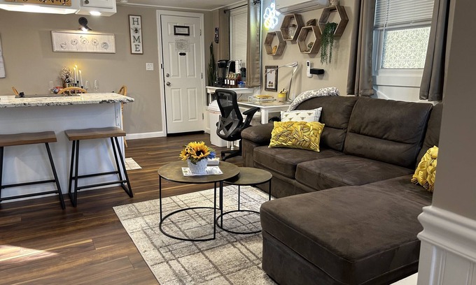 Billerica Appartement | The Hive: A Honeybee-Themed Retreat. Wi-fi, Video Games, EV Charger, Garden View