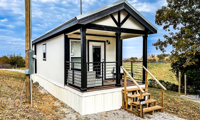 Yellville Maison | The Holiday Armadillo AR Tiny House
