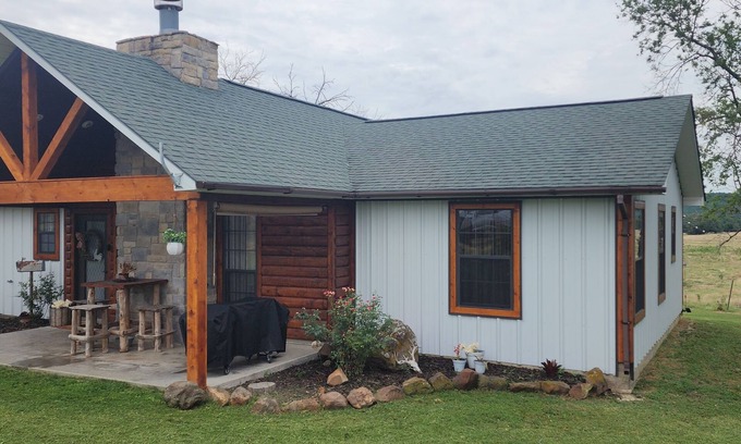 Stringtown Maison | The home between 2 lakes! Charming 3-bedroom house with AC, WiFi, and much more!