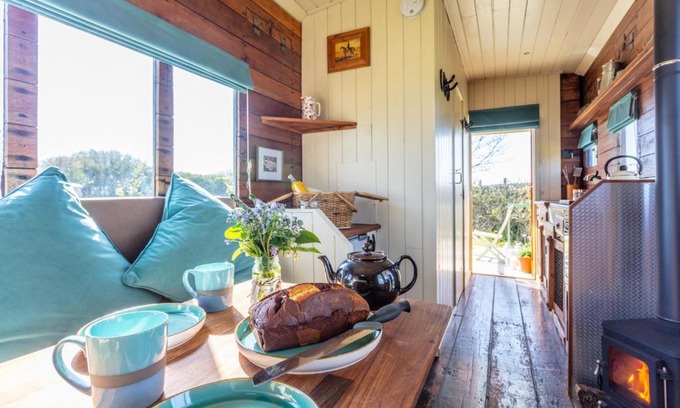 Trowbridge Autre | The Hoot Romantic Glamping