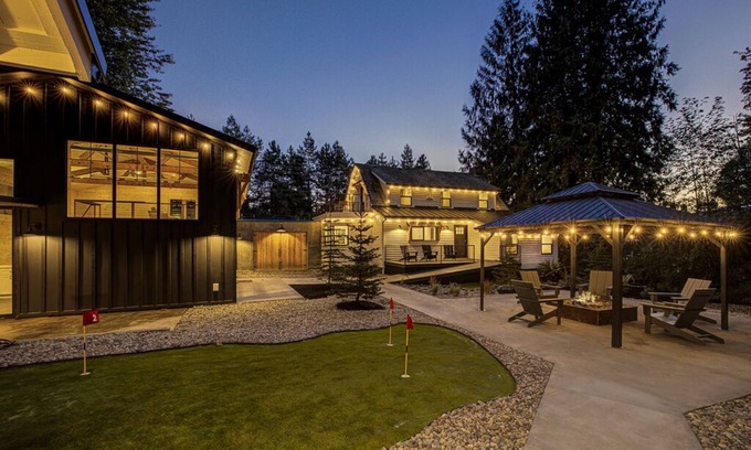 Monroe Autre | The House at Richardson Creek is a 20 bed Amenity-Rich Dutch Colonial Farmhouse