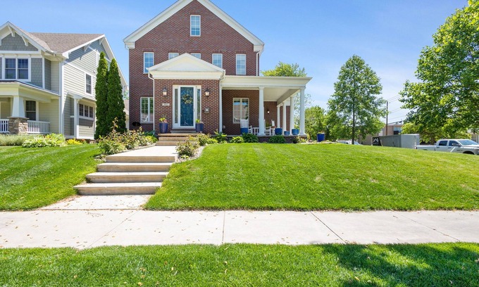 Northeast South Bend Maison | The Irish Grand | 4BR Home | 0.5 Mi to Campus | Sleeps 20