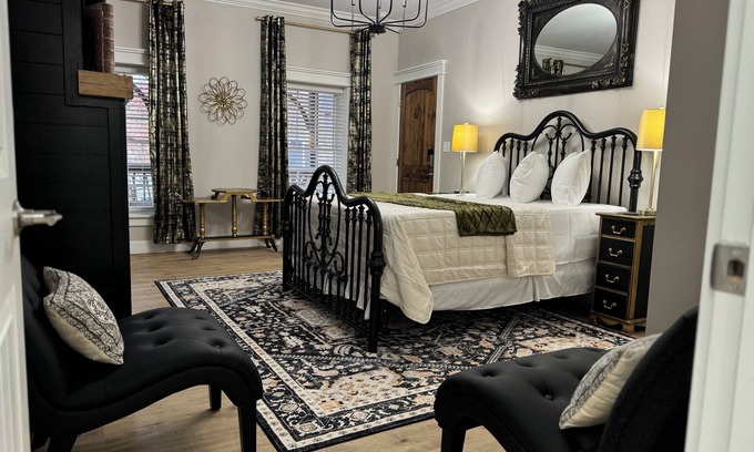 Low Moor Appartement | The Iron and Gold Retreat- Room #1 Private Suite