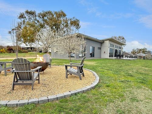 Mansfield Maison | The Iron Pear - Pet Friendly with Country Views