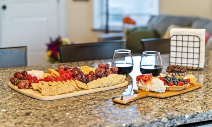 North Center Appartement | The Irving Park Hideaway – Prime Location w/ Patio & Parking!