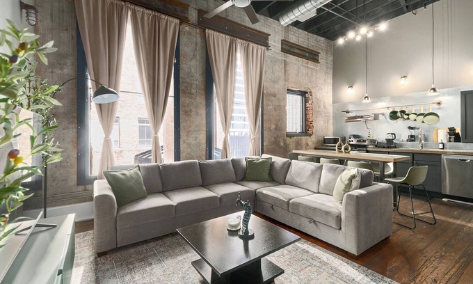 Central City Appartement | The Jazz Flat| Covered Parking| Sleeps 8| DT