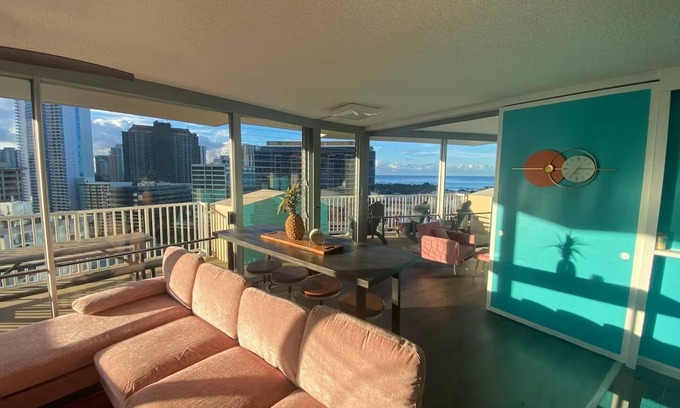 Ala Moana Copropriété | The Jetsons Sunset Penthouse - Iconic Birds Nest - A LuxeNest Staycation