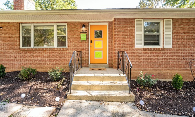 New Carrollton Maison | The Jodie: Beautiful 4-Bedroom Retreat