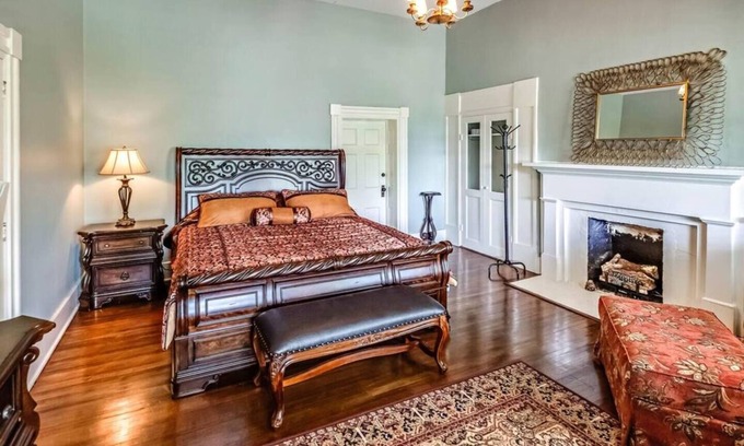 Tazewell Maison | The Litz Mansion Room #9 - The John Johnston Room