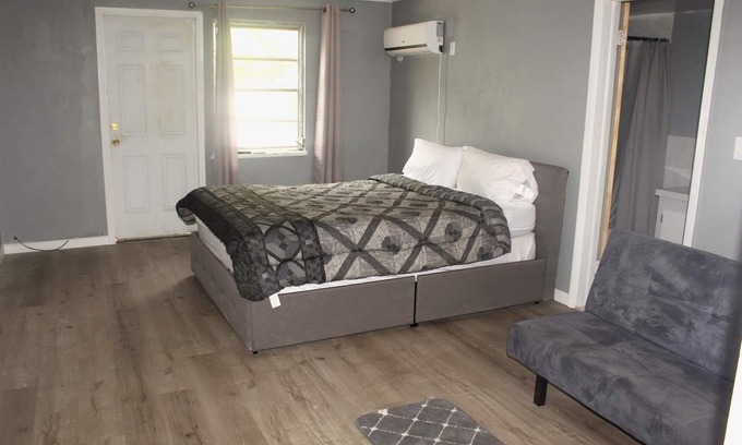 Williams Town Maison | The Jones Suites