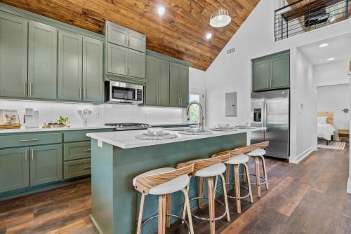Hot Springs Maison | The June Hot tub with king beds on 2 acres