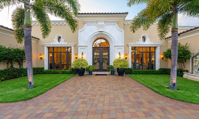 Kahala Maison | The Kahala Mansion: Luxury Home w/ Pool, Golf Stimulator, AC & Beach Access