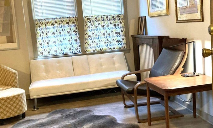 Duquesne Appartement | The Kennywood Suite - The Red Racer Car
