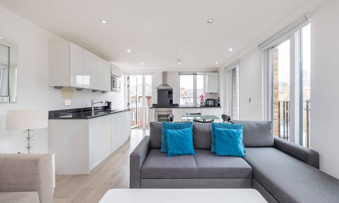 Euston Appartement | The Kings Residence - St Pancras - by Frankie Says
