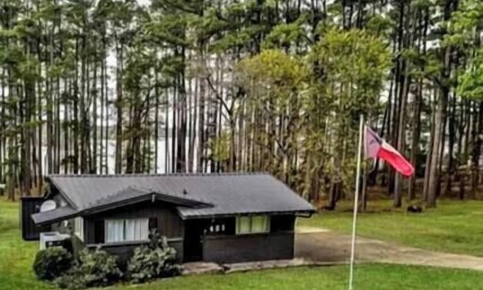 Jefferson Maison | The Knotty Pine on Lake O the Pines Waterfront