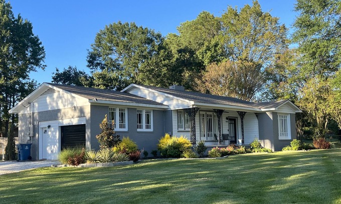 Jonesville Maison | “The Koop” A relaxing retreat within reach