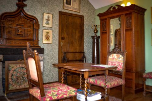 Dalbeattie Lit Et Petit-Déjeuner | The Lady Maxwell Room at Buittle Castle