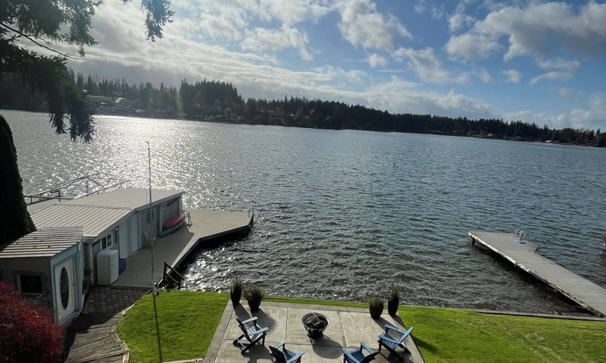 Eatonville Maison | The Lake House - Lakefront stay with Sauna and Hot Tub! 5 star living and views!