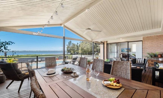Berkeley Vale Maison | The Lake House - Luxury home with Pool.