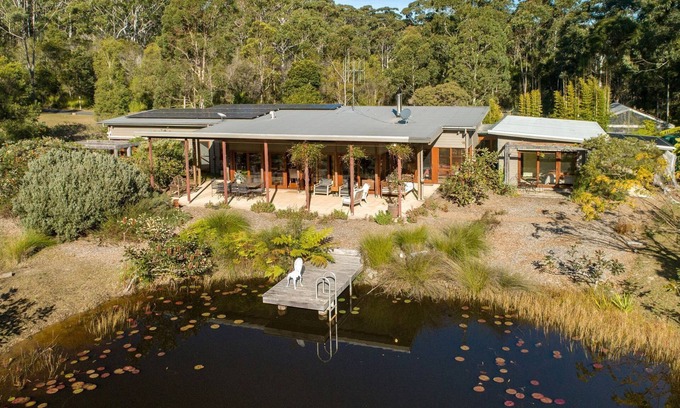 Tarbuck Bay Maison | The Lake House - unique lake house close to Seal Rocks