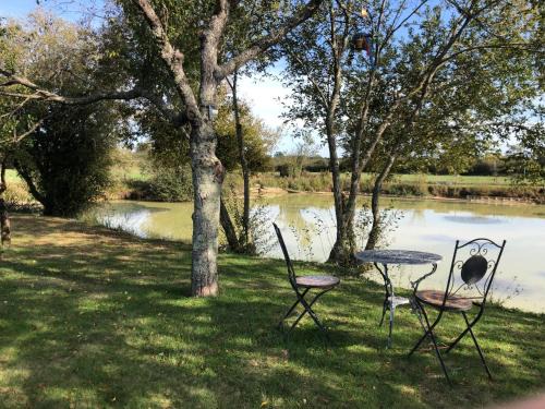 Bommiers Maison | The Lake Room Cottage with Private Fishing Lake