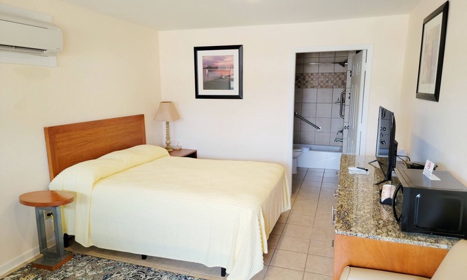 Winnsboro Maison | The Lake Store Lodging Room #5